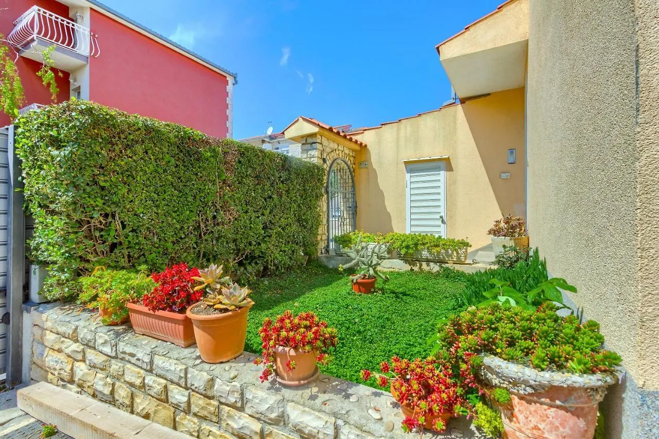 Uma - Design Apartment With Big Terrace 0*, Kastela